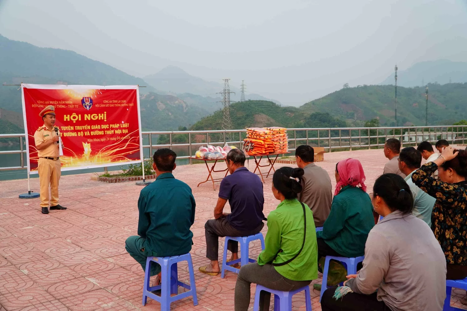 Hình ảnh Cán bộ Phòng CSGT tuyên truyền, phổ biến giáo dục pháp luật về trật tự an toàn giao thông đường thủy nội địa cho người dân