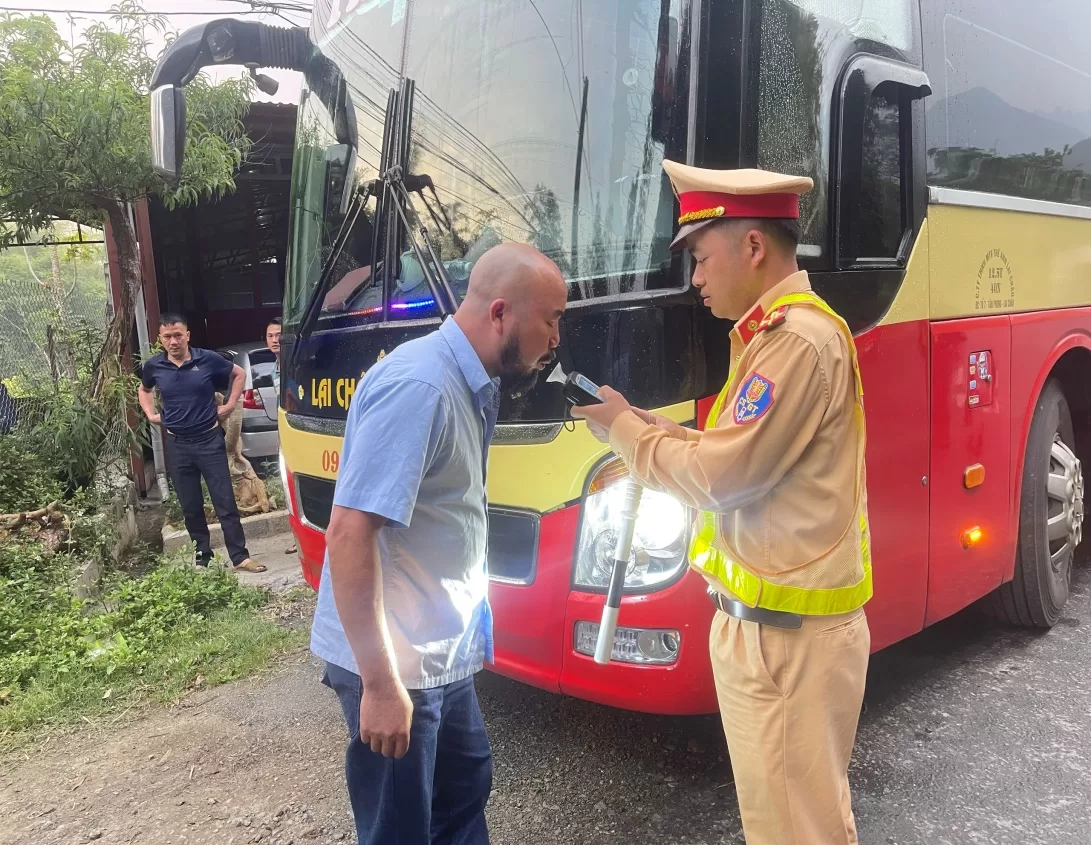 Cán bộ Phòng CSGT kiểm tra nồng độ cồn đối với người điều khiển phương tiện giao thông
