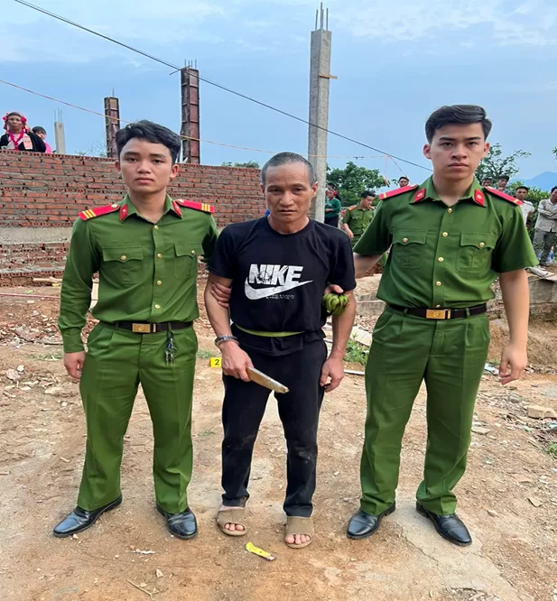 Bị can Lỳ A De tại hiện trường xảy ra vụ án.