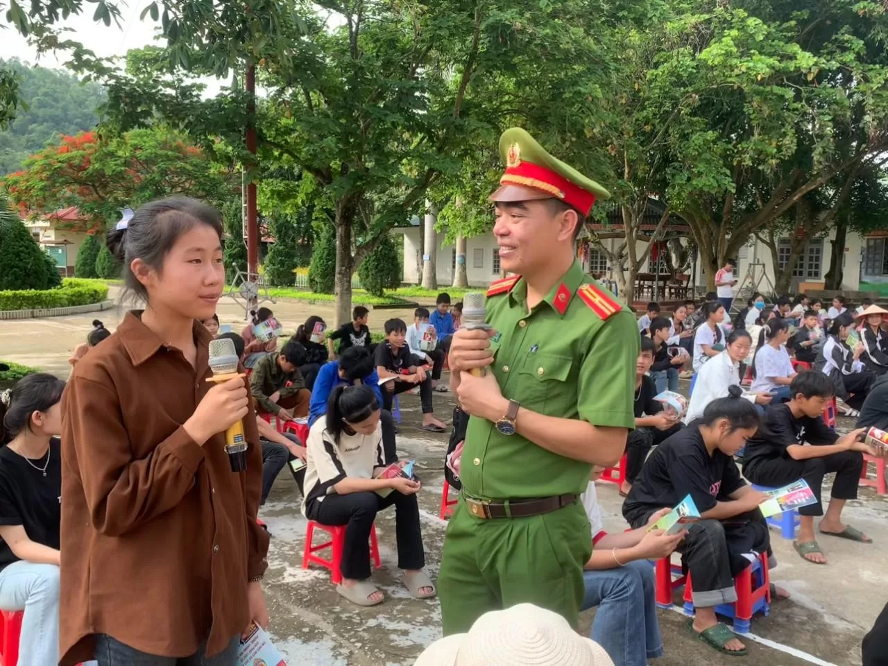 Công an xã Mường Mít tuyên truyền, phổ biến, giáo dục pháp luật về ma túy cho học sinh THCS
