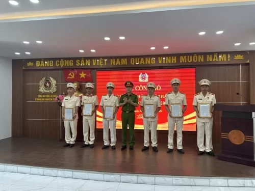 Công an huyện Sìn Hồ tổ chức Lễ Công bố, trao quyết định thăng cấp bậc hàm, nâng bậc lương năm 2024