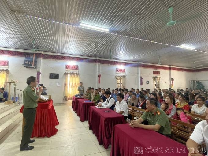 Thượng tá Giàng Páo Là - Trưởng phòng An ninh nội địa tuyên truyền pháp luật cho người dân