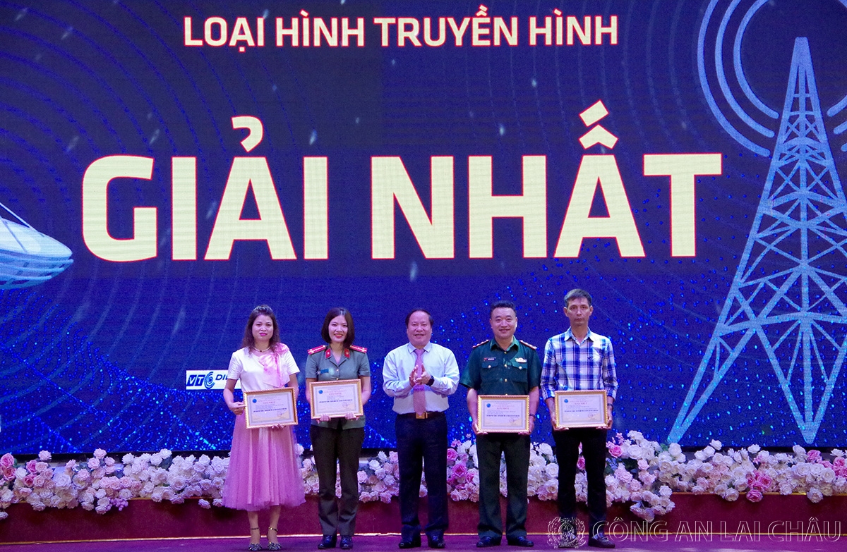 Đồng chí Tống Thanh Hải - Ủy viên Ban Thường vụ Tỉnh ủy, Phó Chủ tịch Thường trực UBND tỉnh trao giải nhất cho các tác giả, nhóm tác giả ở loại hình truyền hình.