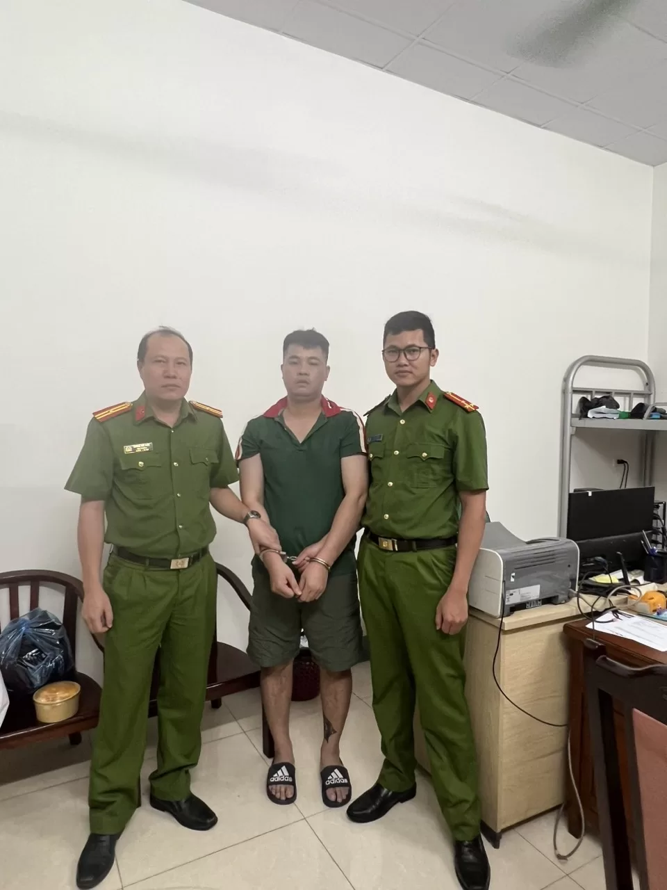 Bắt đối tượng Vận chuyển trái phép hàng hóa qua biên giới bỏ trốn