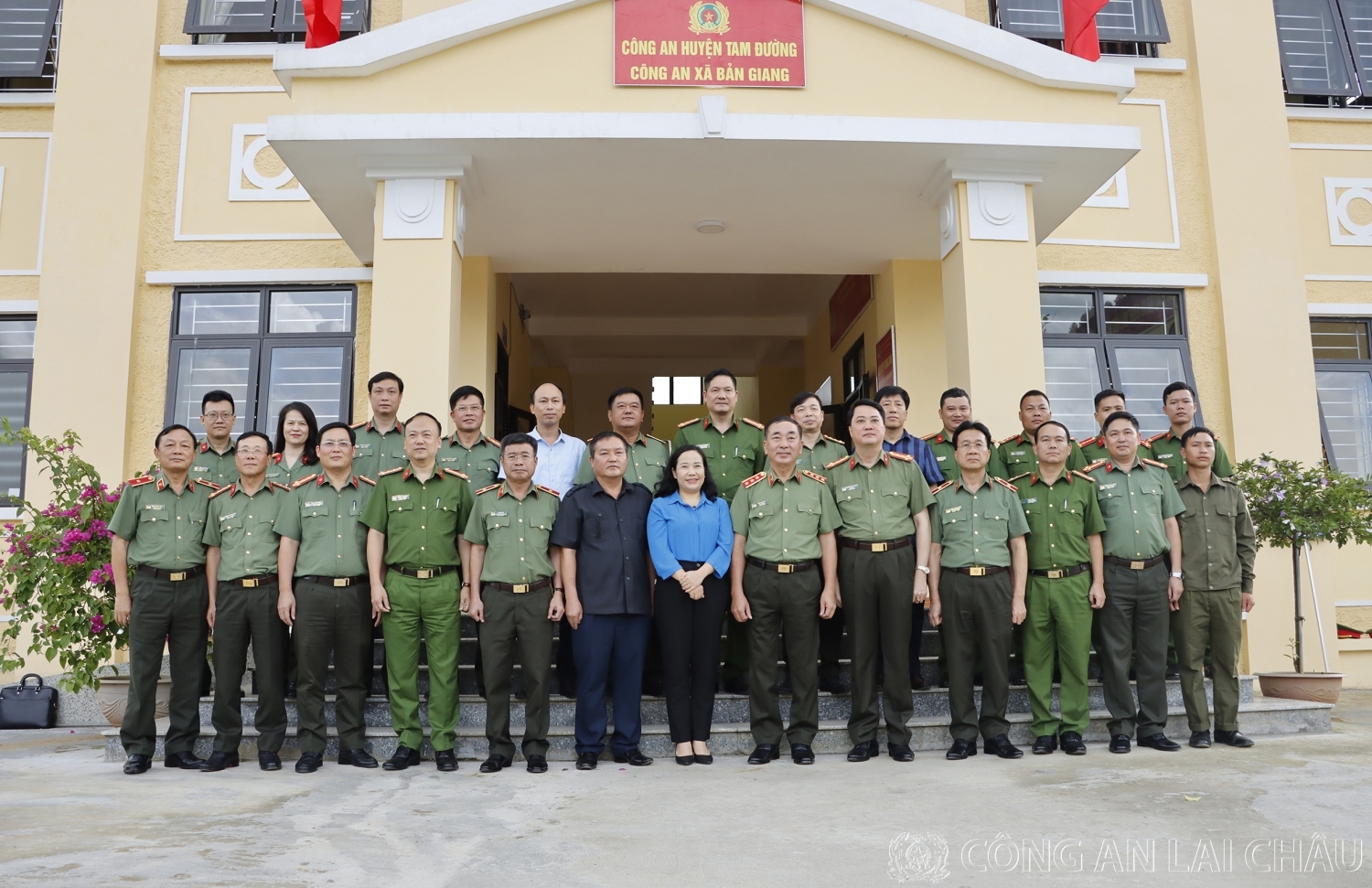 Đồng chí Thứ trưởng chụp ảnh lưu niệm cùng các đại biểu dự buổi làm việc