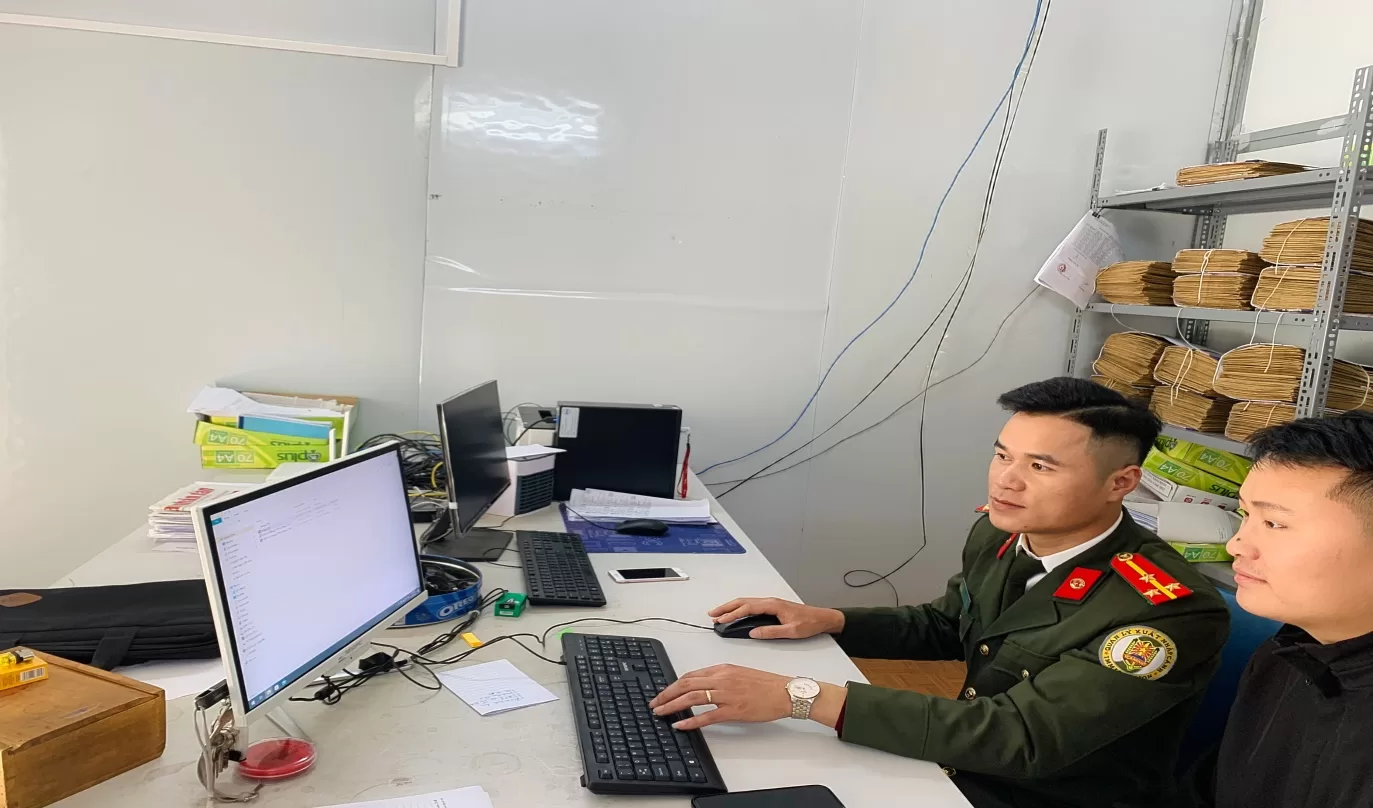 Cán bộ Phòng Quản lý xuất nhập cảnh trực tiếp hướng dẫn cho Công an xã thực hiện “Quy trình xác minh nội bộ”