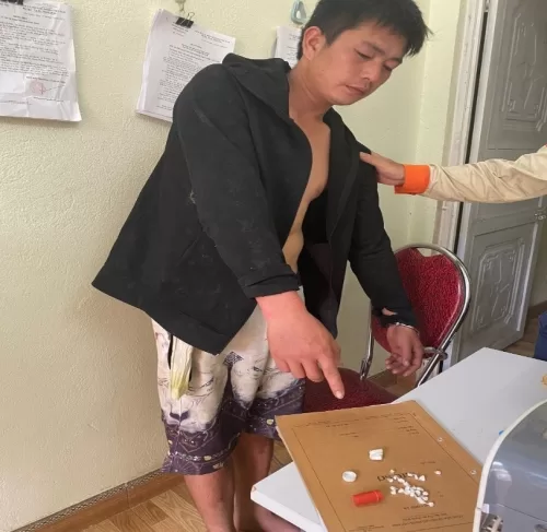 Công an xã Nậm Xe bắt giữ đối tượng trả công cho người cày ruộng bằng Heroin