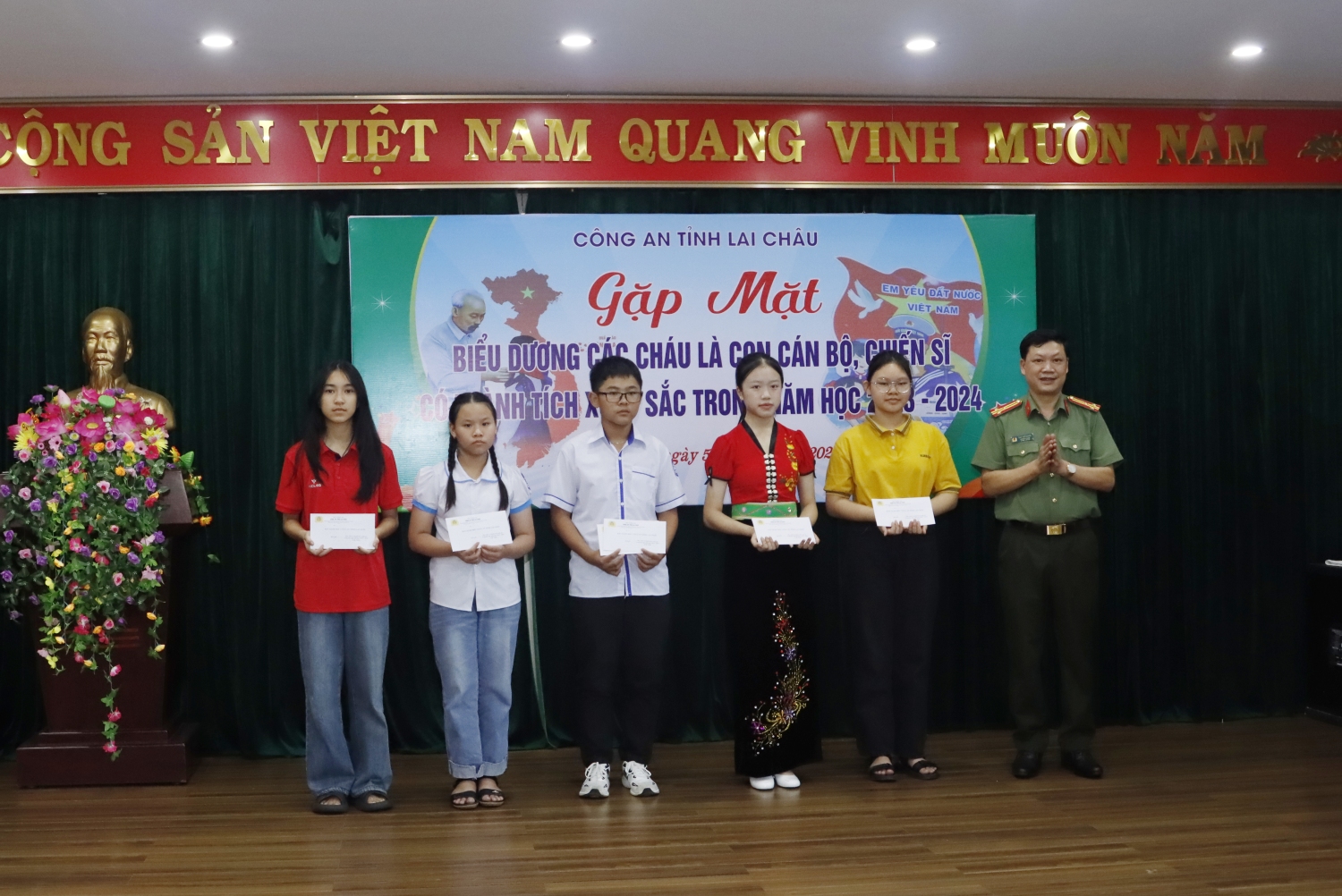 Thượng tá Cao Thế Quang Trưởng phòng Tham mưu trao tiền thưởng của đồng chí Giám đốc cho các cháu đạt giải cấp tỉnh