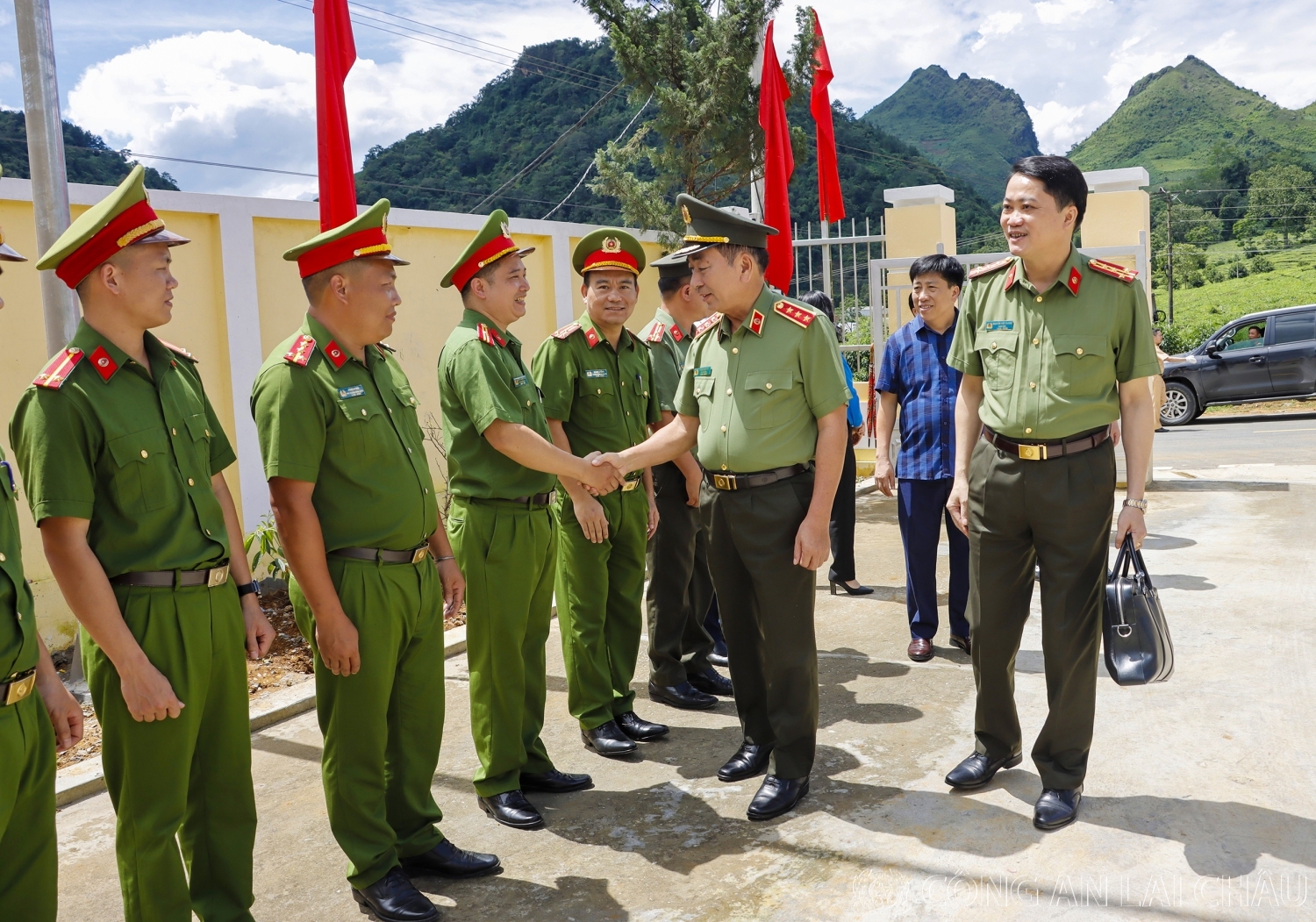 Thượng tướng Trần Quốc Tỏ Thứ trưởng Bộ Công an thăm và làm việc với Công an xã Bản Giang, huyện Tam Đường, tỉnh Lai Châu