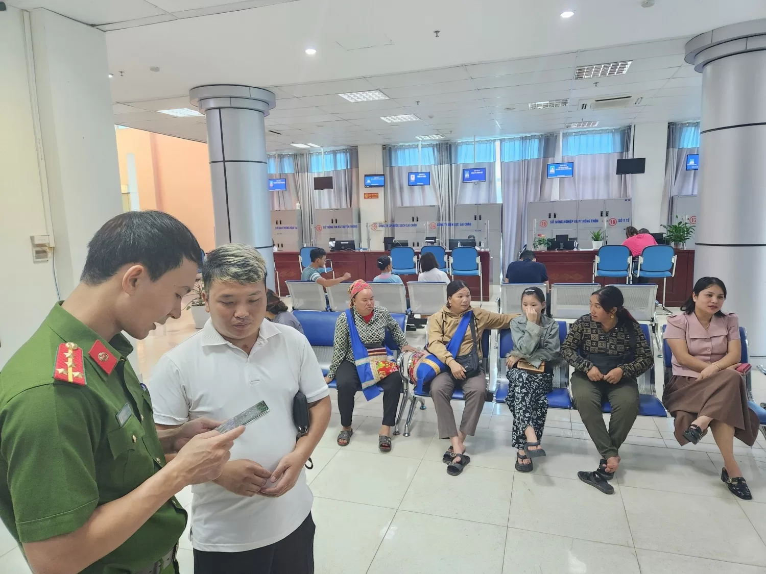 Cán bộ phòng Cảnh sát QLHC về TTXH hướng dẫn anh Hảng A Lử dùng VneID đăng nhập cổng dịch vụ công.