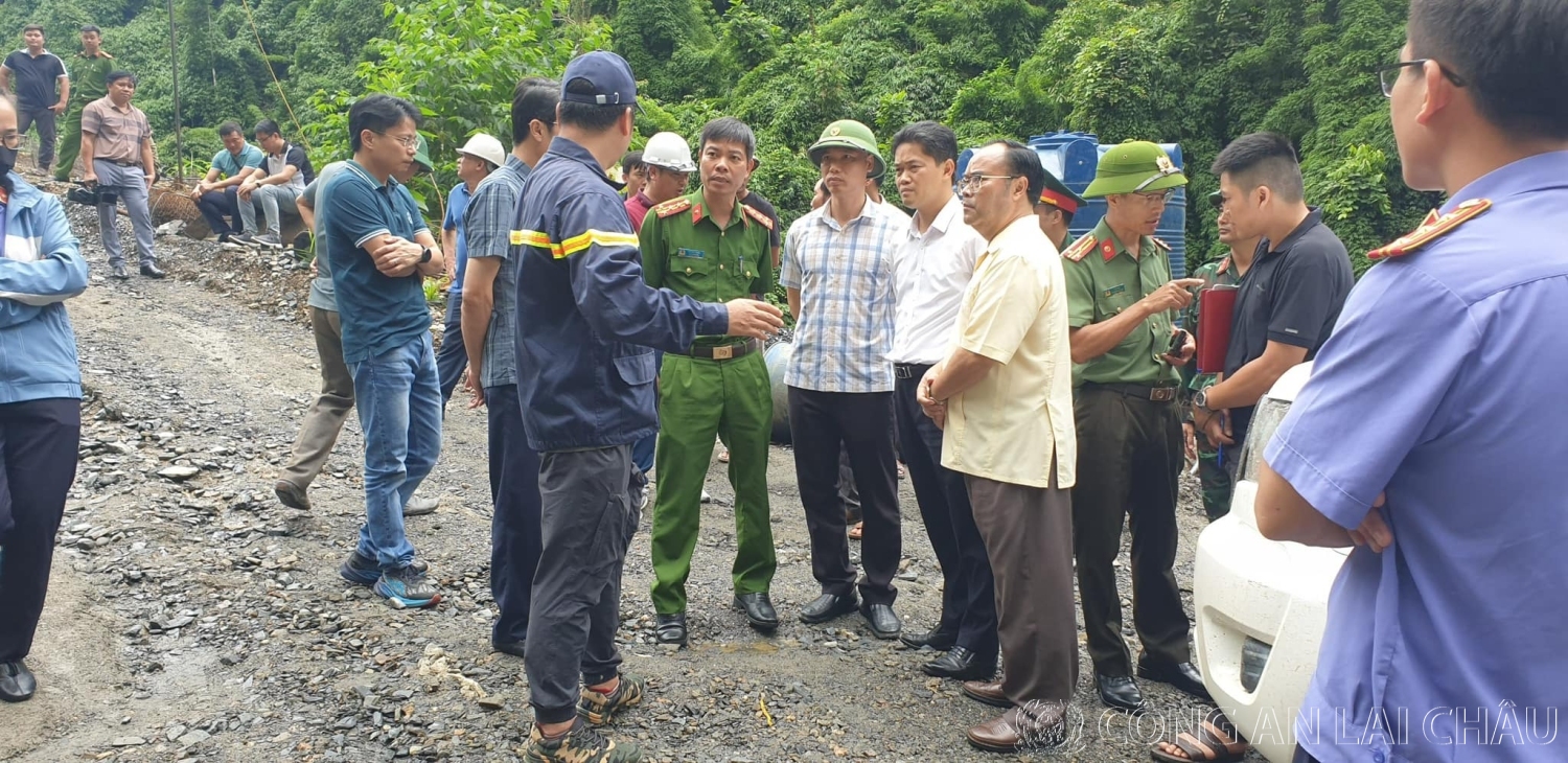 Đồng chí Đại tá Lê Anh Hưng – Phó giám đốc Công an tỉnh trực tiếp đến hiện trường chỉ đạo các mặt công tác