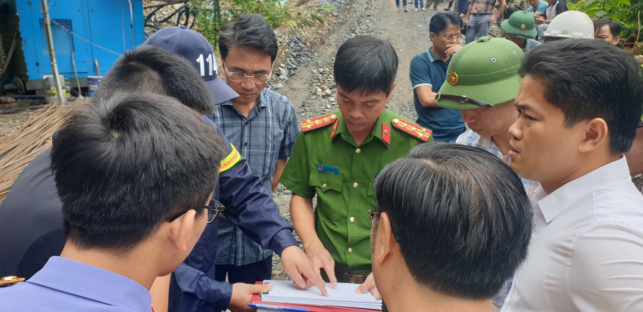 Đồng chí Đại tá Lê Anh Hưng – Phó giám đốc Công an tỉnh trực tiếp đến hiện trường chỉ đạo các mặt công tác