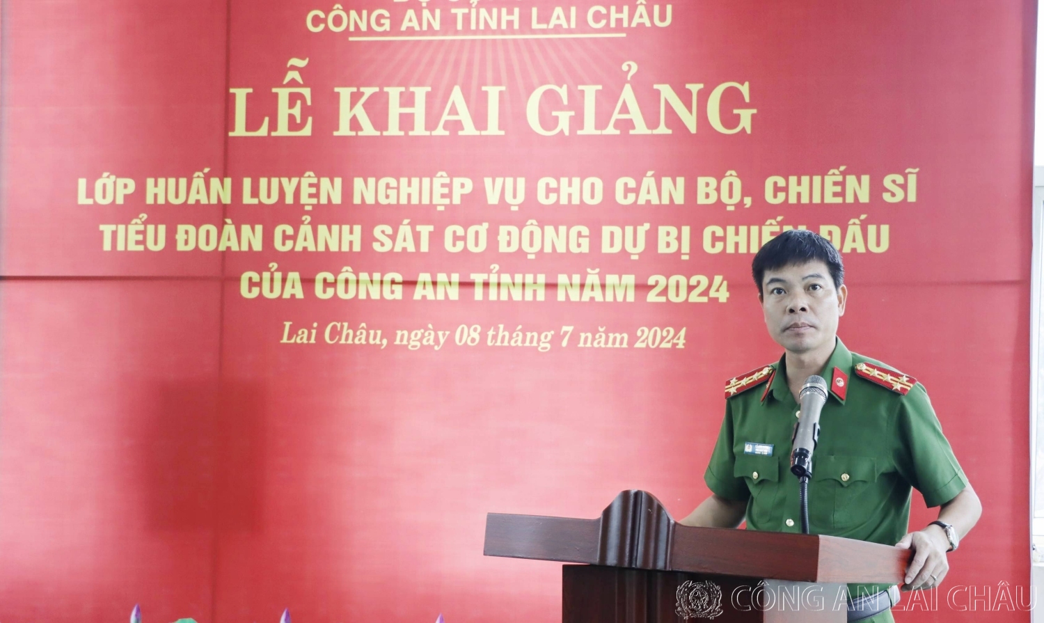 Đại tá Lê Anh Hưng - Phó giám đốc Công an tỉnh phát biểu chỉ đạo tại lễ khai giảng