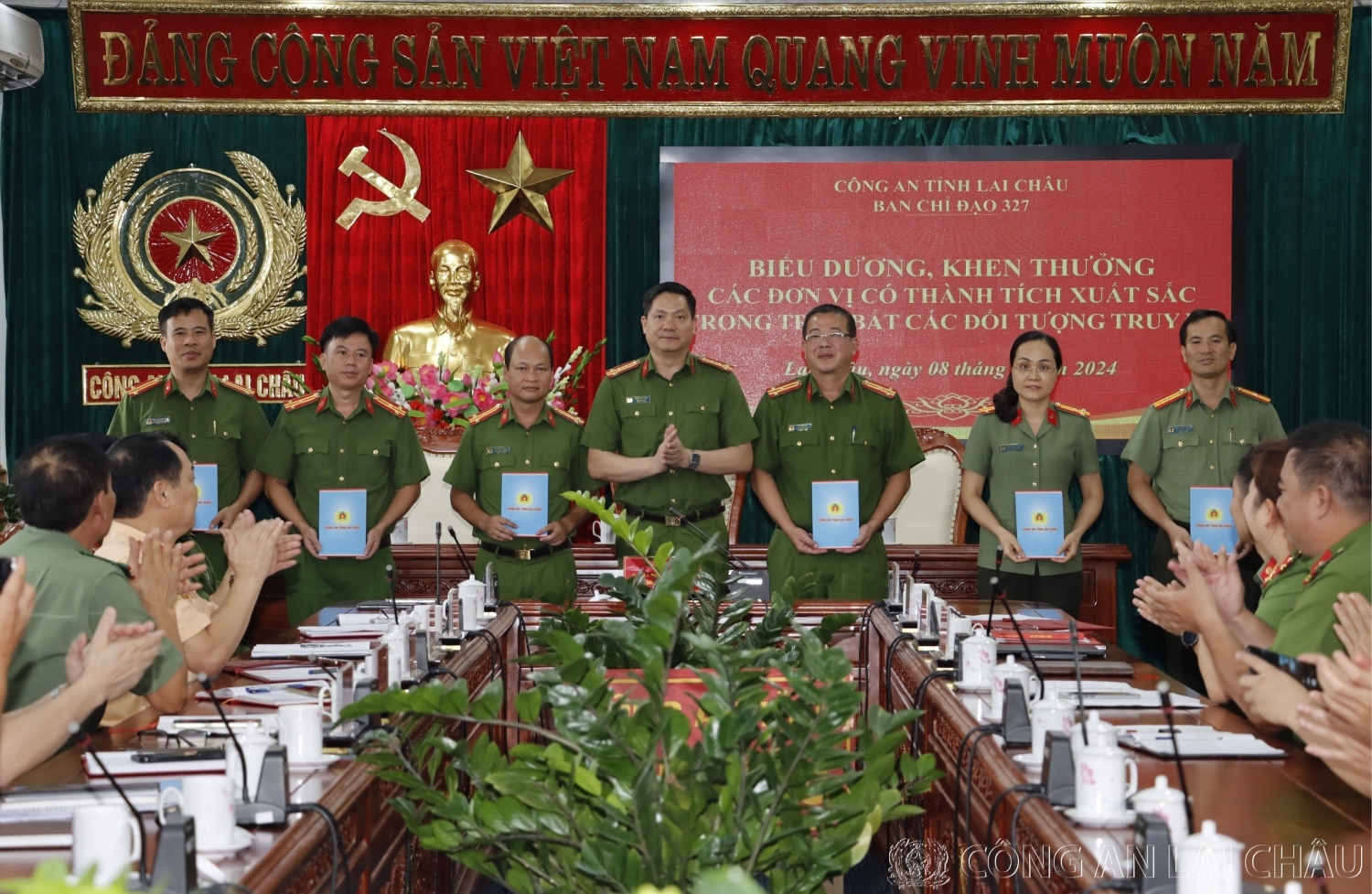 Đại tá Phạm Hải Đăng – Phó giám đốc Công an tỉnh khen thưởng 06 tập thể có thành tích xuất sắc trong truy bắt các đối tượng truy nã