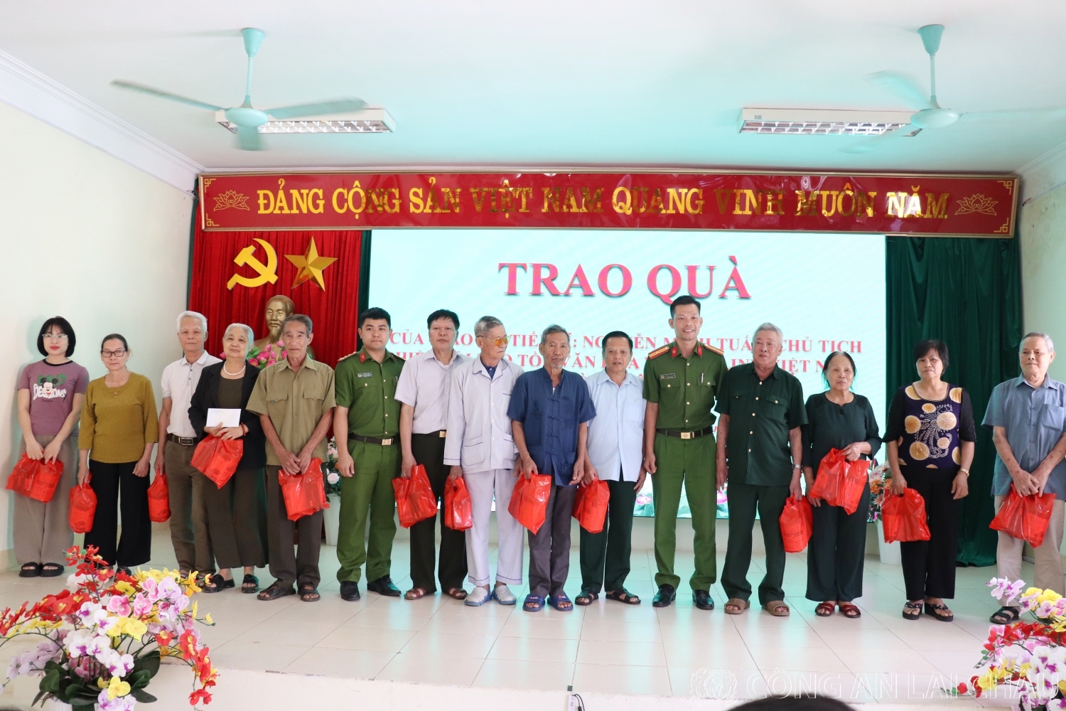 Công an phường Đông Phong trao quà cho các gia đình chính sách, người có công với cách mạng, các hộ nghèo