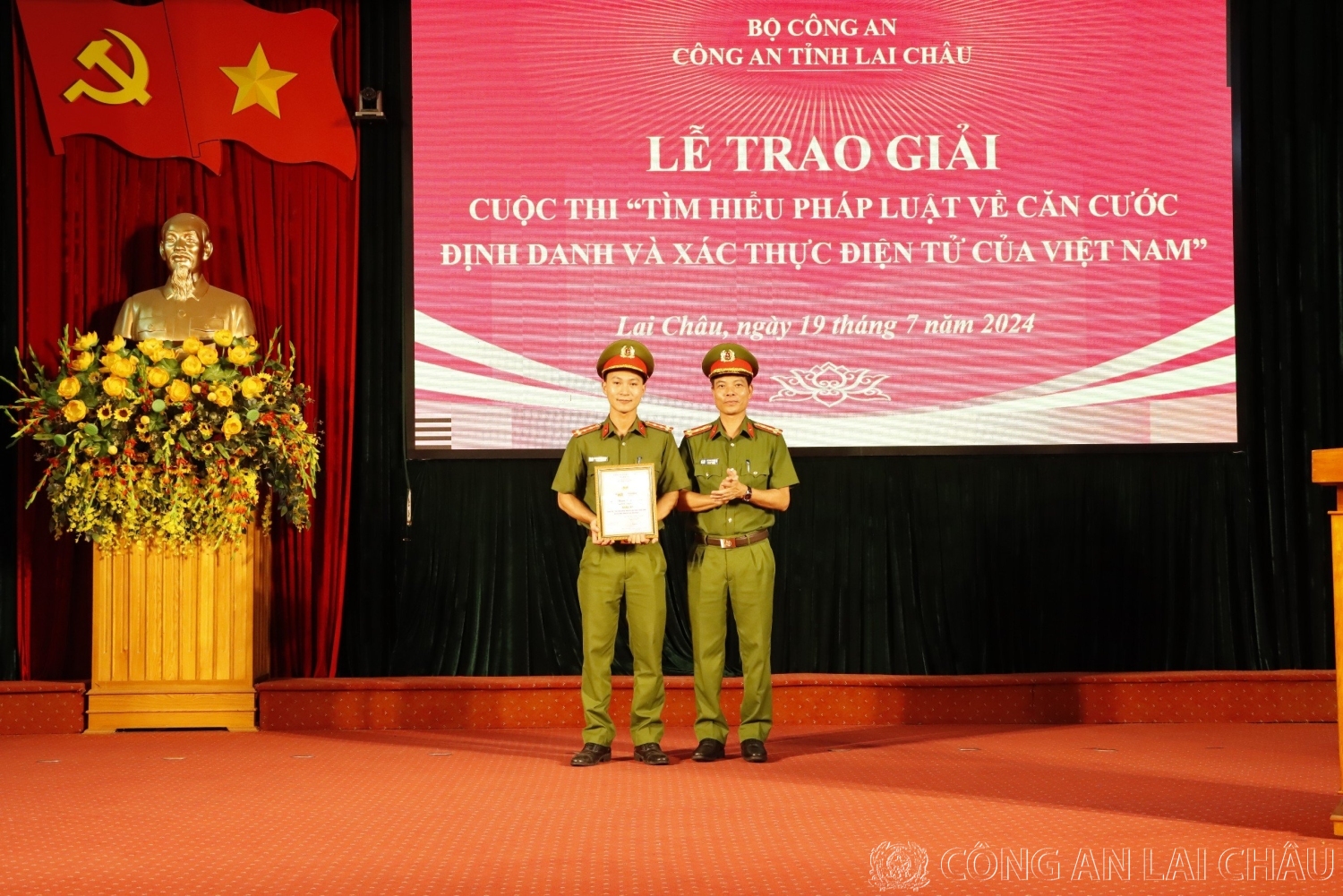 Đại tá Lê Anh Hưng - Phó giám đốc Công an tỉnh trao giải nhất cho cá nhân đồng chí Phạm Minh Cường – Cán bộ, phòng Quản lý hành chính về TTXH.