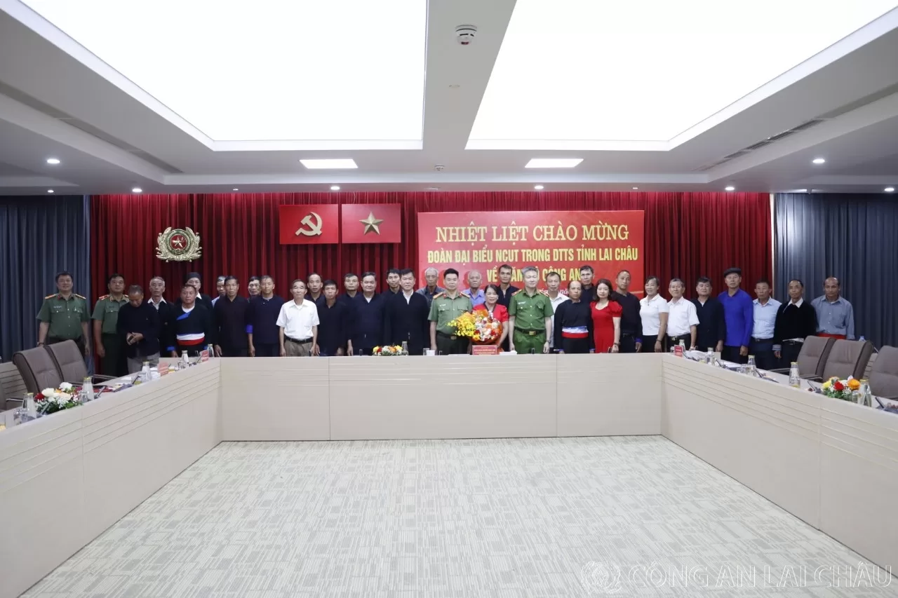Lãnh đạo Bộ Công an chụp ảnh lưu niệm với Đoàn đại biểu người có uy tín