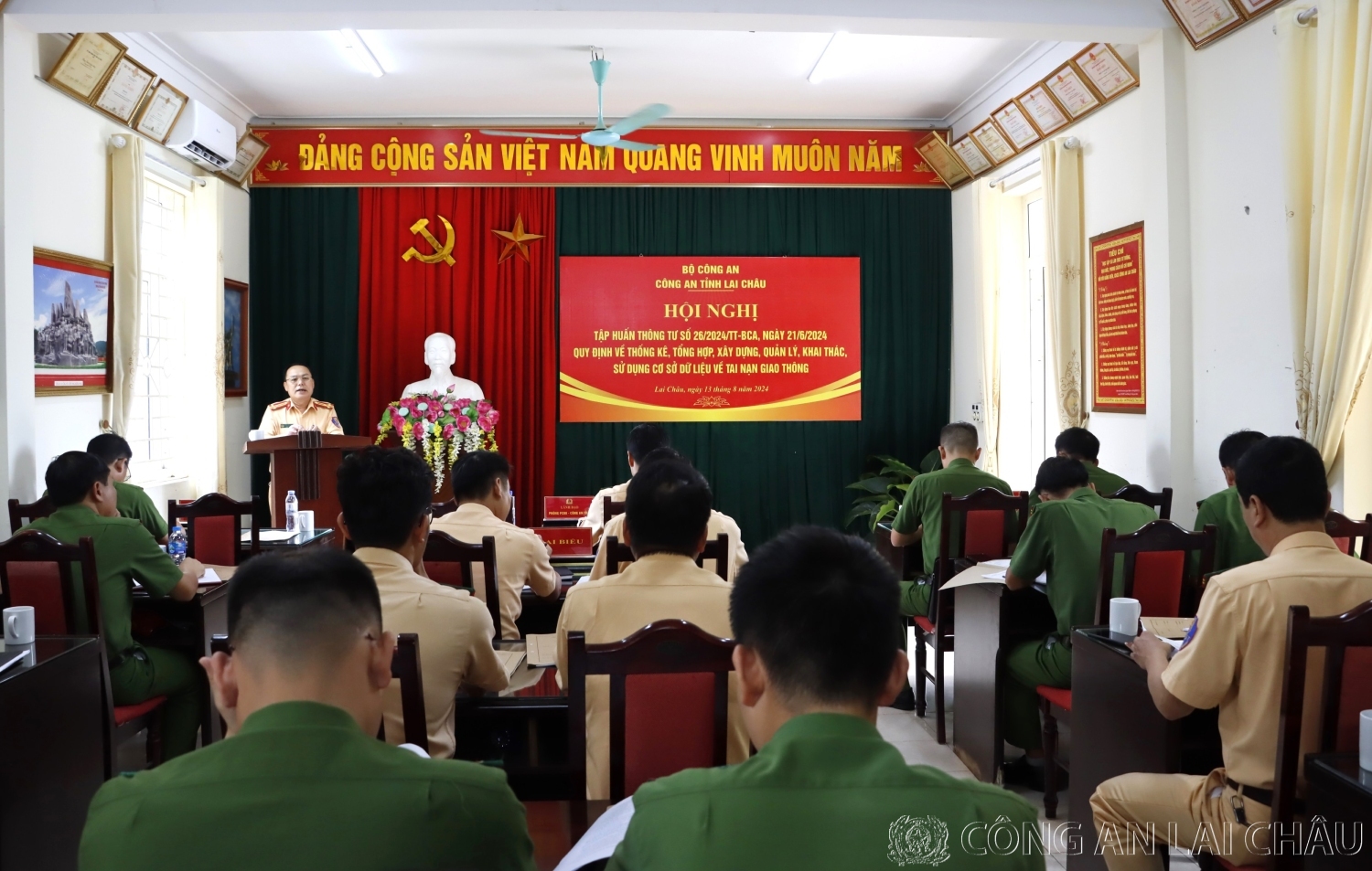 Thượng tá Đinh Văn Báu - Trưởng phòng Cảnh sát giao thông phát biểu khai mạc lớp tập huấn