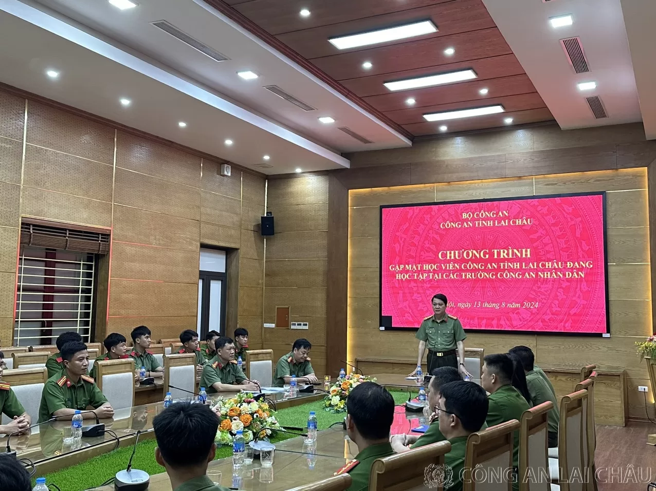 Đại tá, TS Nguyễn Viết Giang - Giám đốc Công an tỉnh chủ trì chương trình gặp mặt