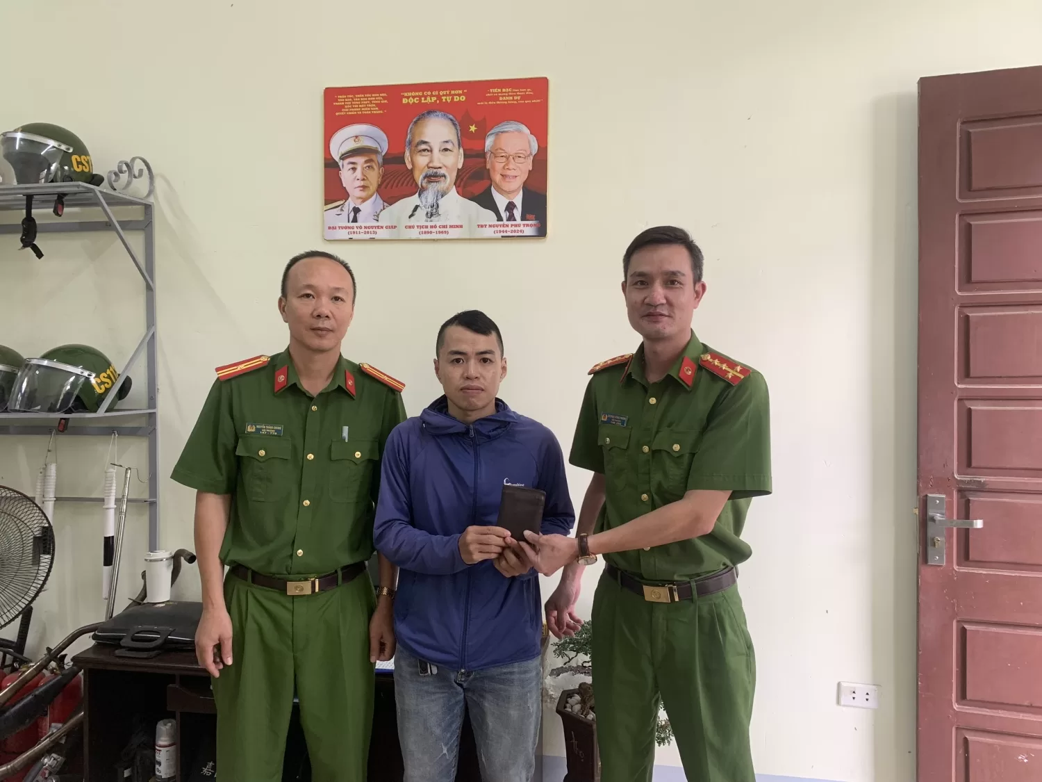 Nhặt được của rơi trả người đánh mất
