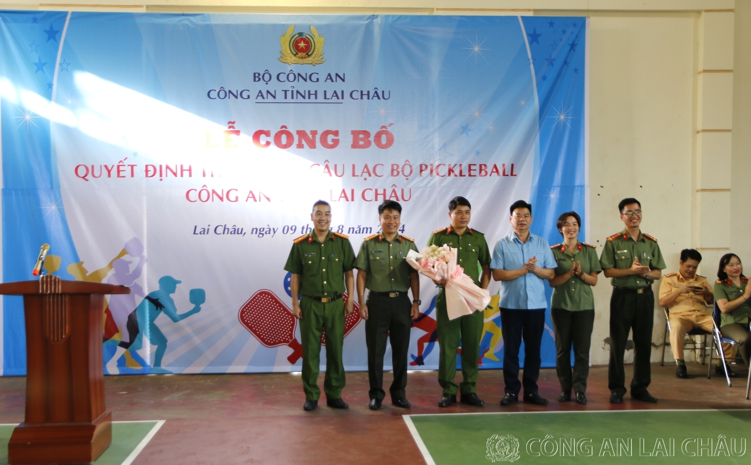 Đại tá Tao Văn Trường – Phó giám đốc Công an tỉnh tặng hoa chúc mừng Ban chủ nhiệm Câu lạc bộ