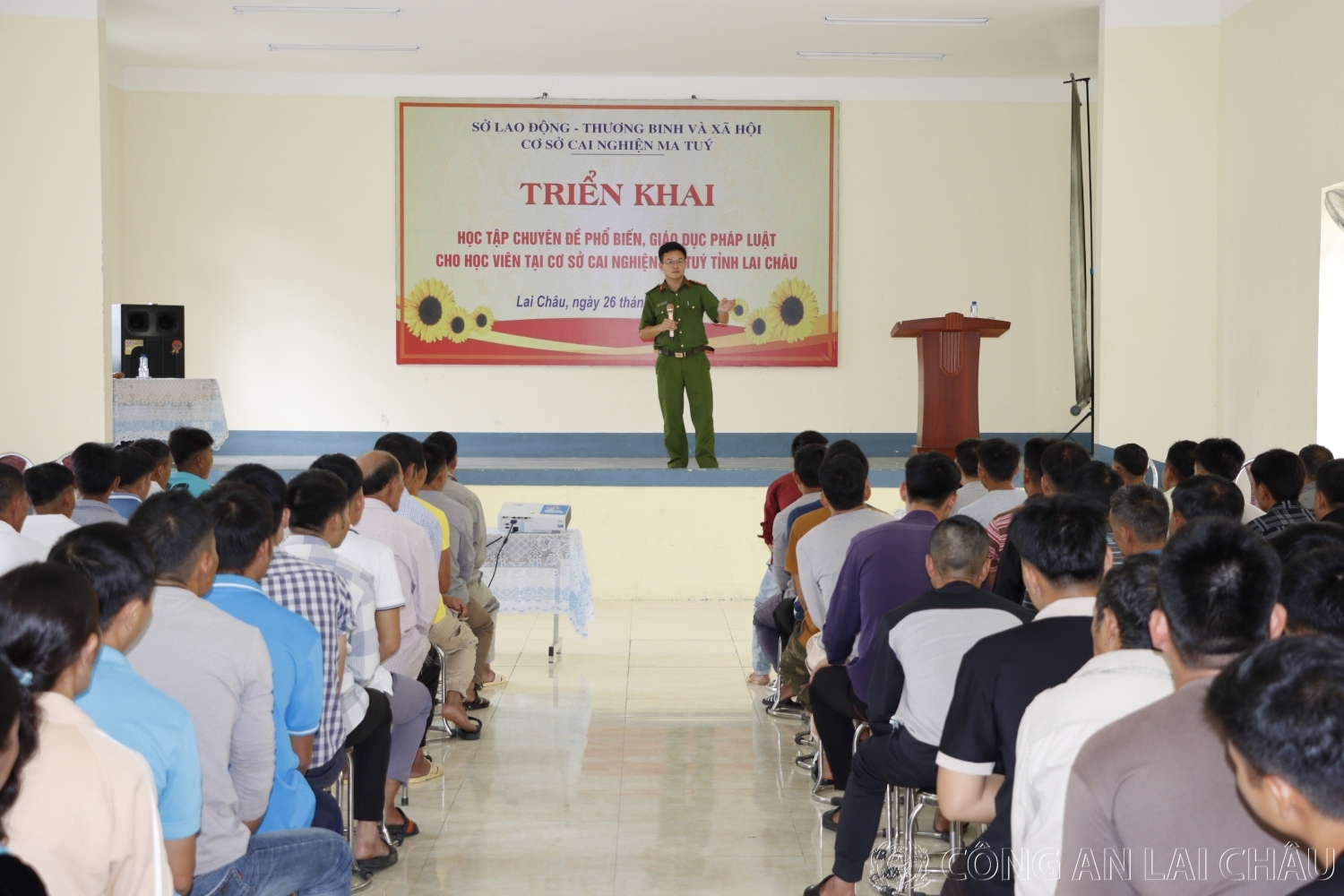 Đại diện Phòng Cảnh sát Điều tra tội phạm về ma túy, Công an tỉnh tuyên truyền pháp luật về ma túy cho các học viên cai nghiện