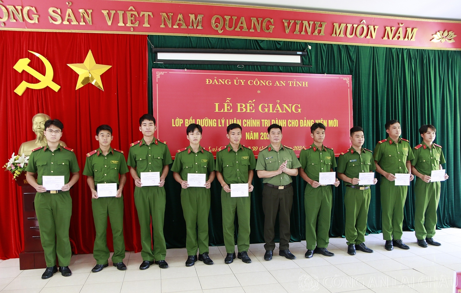 Đại tá Tao Văn Trường - Uỷ viên BTV Đảng uỷ, Phó Giám đốc Công an tỉnh trao Giấy chứng nhận cho các học viên