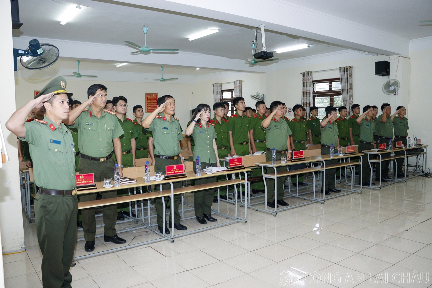 Đại biểu và học viên thực hiện nghi lễ chào cờ Tổ quốc