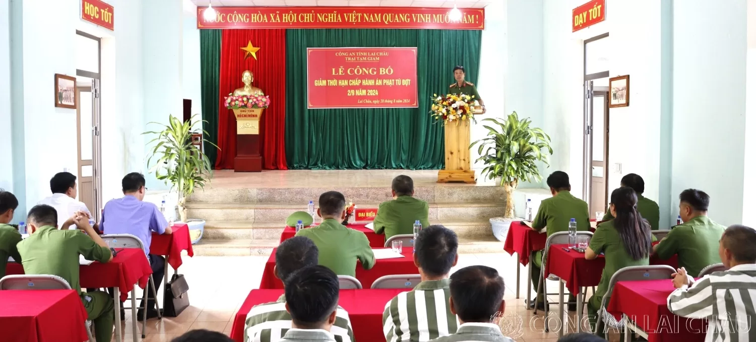 Đại tá Lê Anh Hương Phó giám đốc Công an tỉnh phát biểu tại buổi Lễ