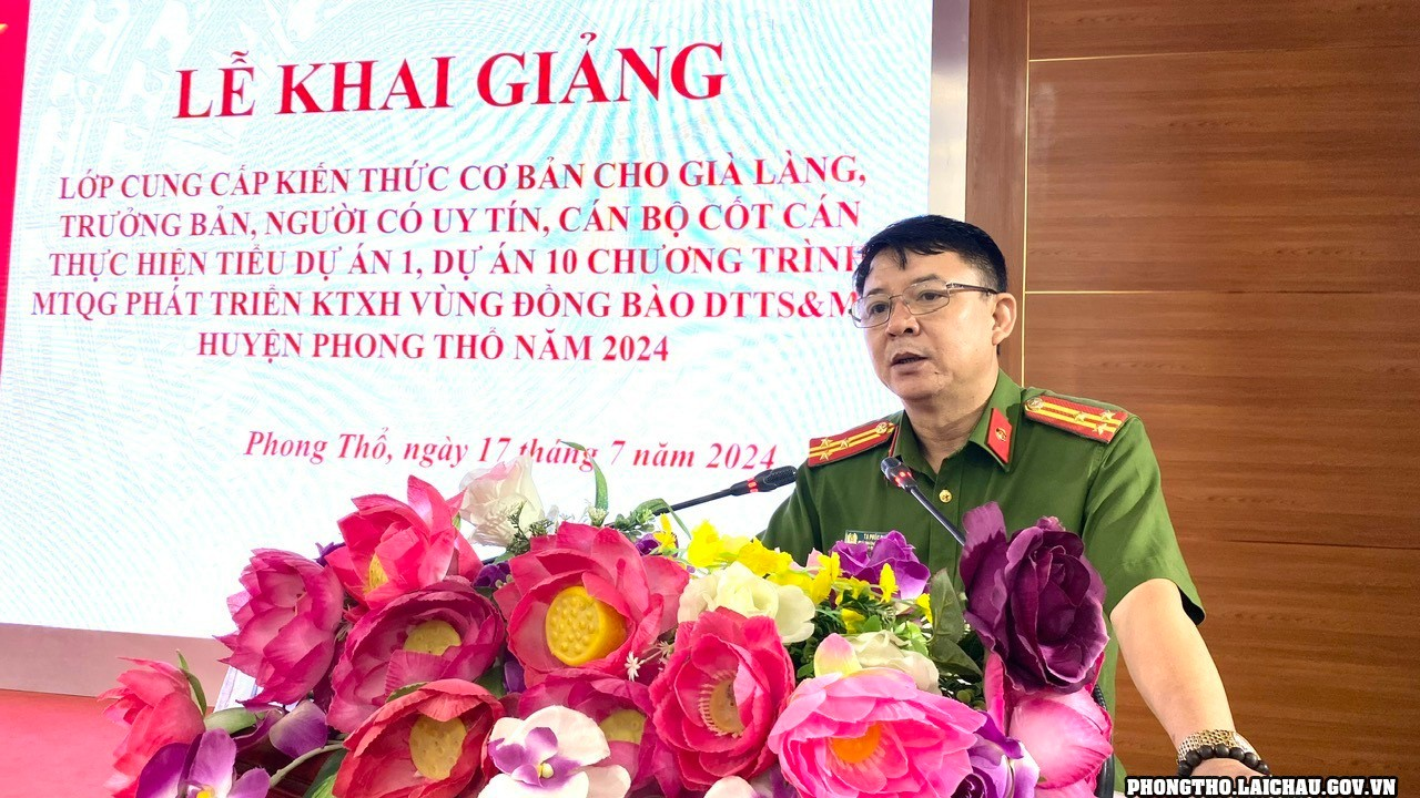 Đồng chí Thượng tá Tạ Phúc Rực - Phó bí thư Đảng ủy, Phó trưởng Công an huyện phát biểu khai giảng.