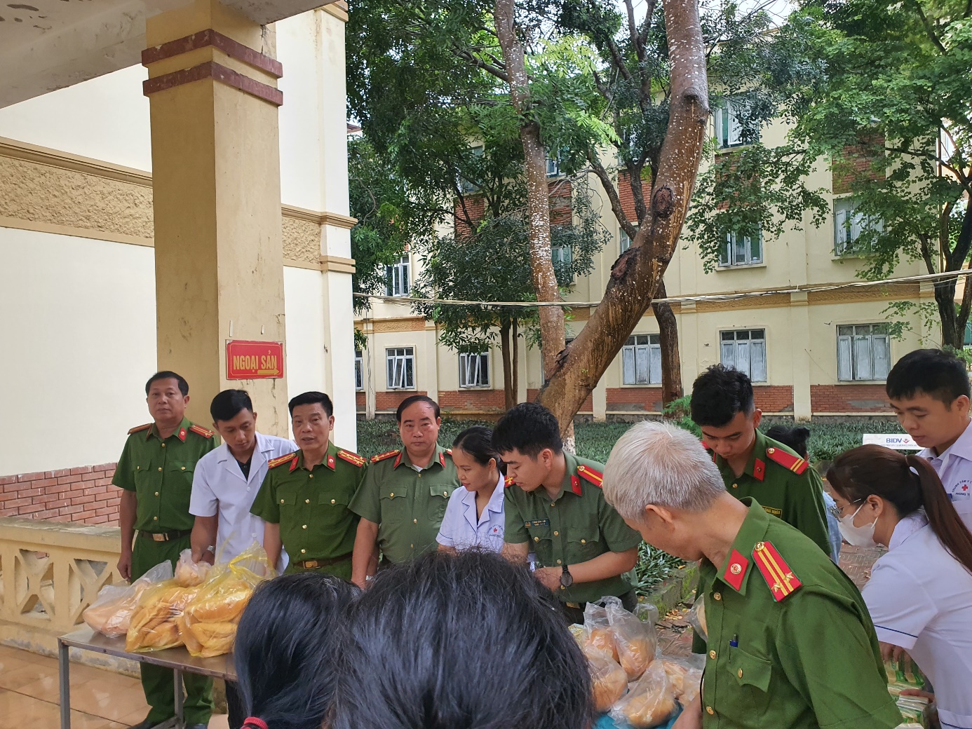 Hình ảnh: trao suất ăn cho bệnh nhân và người nhà bệnh nhân tại Trung tâm Y tế huyện Phong Thổ