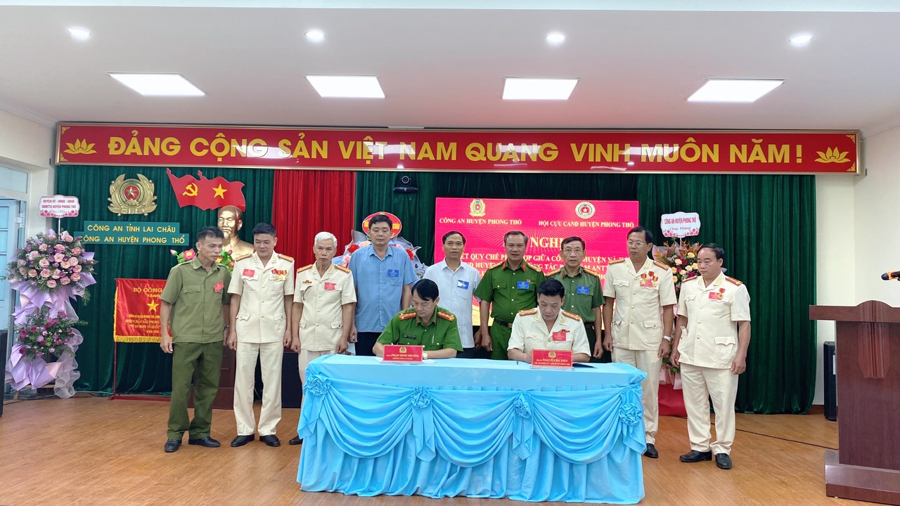 Đồng chí Đại tá Phạm Minh Nhượng - UVBTV Huyện ủy, Bí thư Đảng ủy, Trưởng Công an huyện và đồng chí Đại tá Nguyễn Bá Tiến - Chủ tịch Hội cựu Công an huyện Phong Thổ ký kết