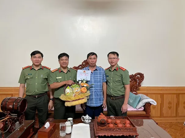 Tri ân, tặng quà các đồng chí nguyên lãnh đạo, cán bộ lực lượng An ninh đối tỉnh Lai Châu