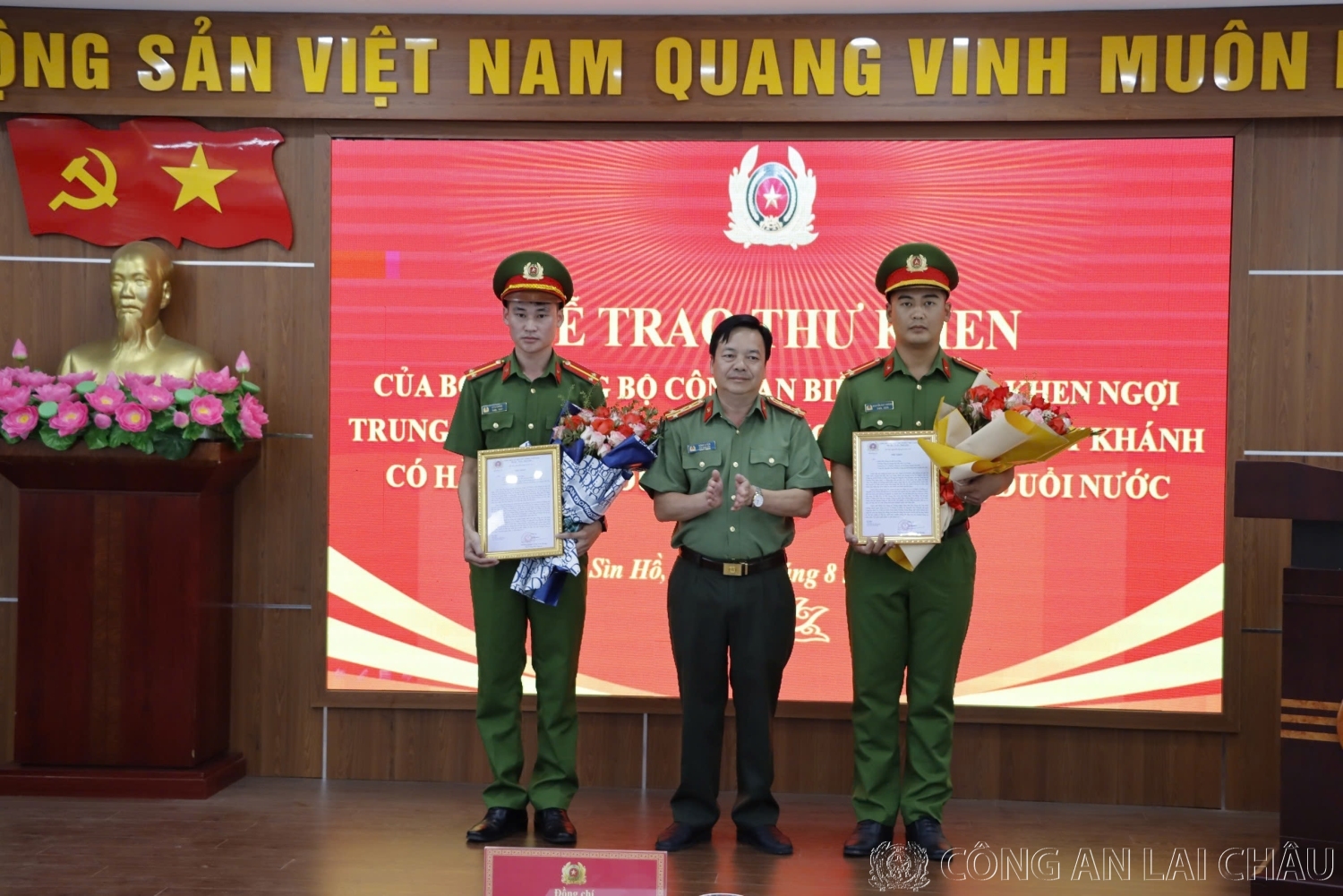 Đại tá Sùng A Súa - Phó Giám đốc Công an tỉnh trao thư khen của Bộ trưởng Bộ Công an khen ngợi 02 đồng chí