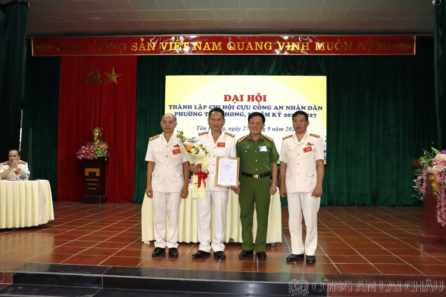 Đồng chí Lê Đình Minh - Chủ tịch Hội Cựu CAND thành Lai Châu trao Quyết định thành lập Chi hội Cựu CAND phường Tân Phong