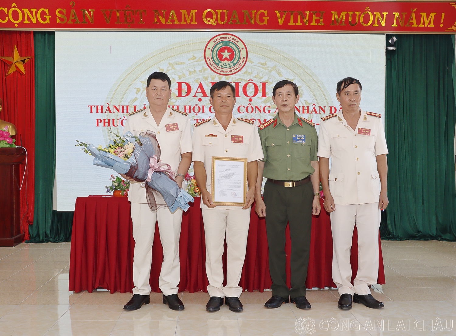 Đại tá Nghiêm Xuân Thành - Phó Chủ tịch Thường trực Hội Cựu CAND thành phố Lai Châu trao quyết định thành lập Chi hội Cựu CAND phường Quyết Tiến