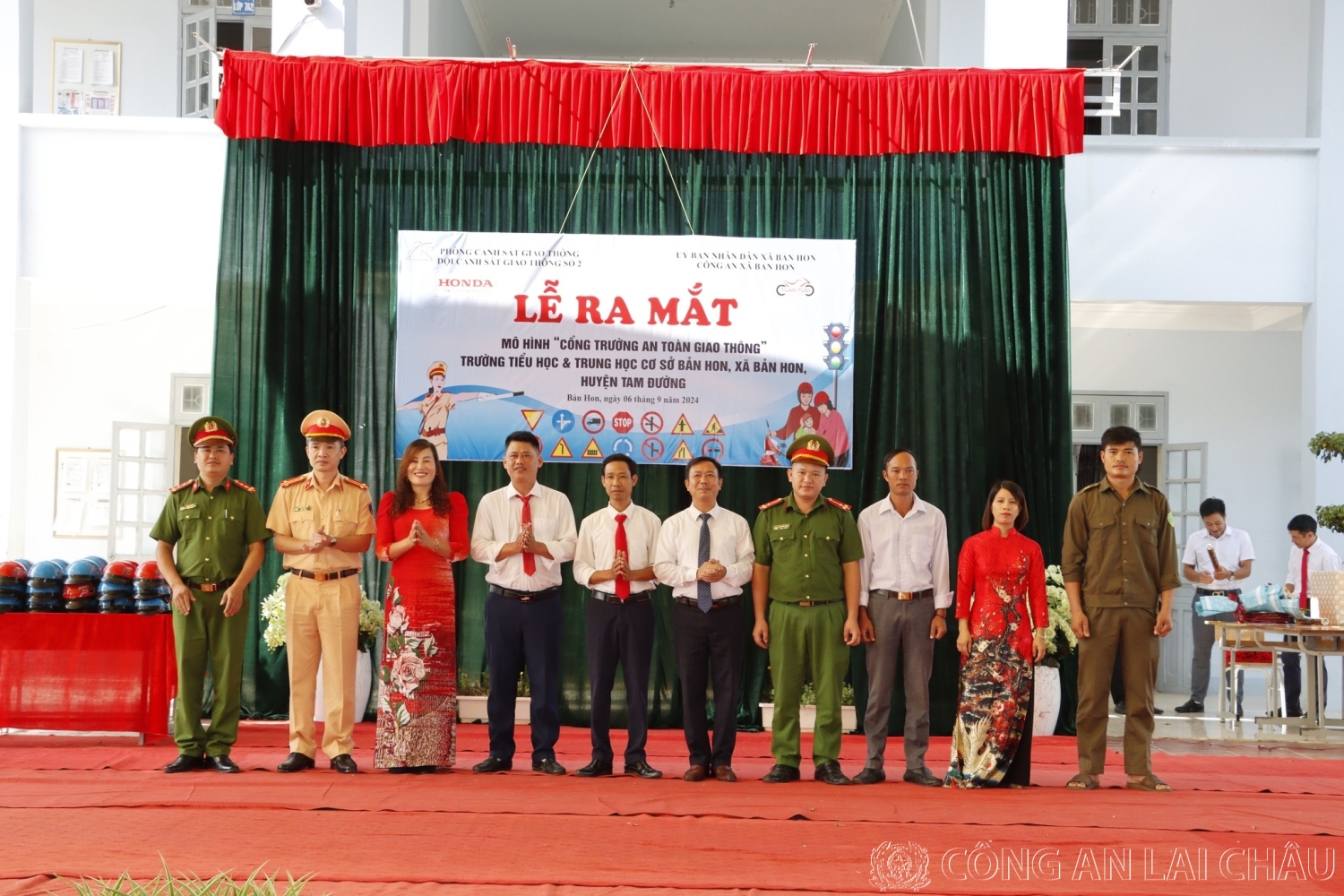 Các thành viên trong Tổ xây dựng duy trì mô hình ra mắt.