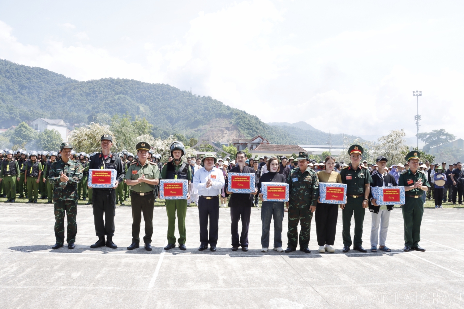 Đồng chí Tống Thanh Hải - Phó Chủ tịch thường trực UBND tỉnh cùng lãnh đạo các đơn vị tặng quà chúc mừng thành công thực binh phương án A2