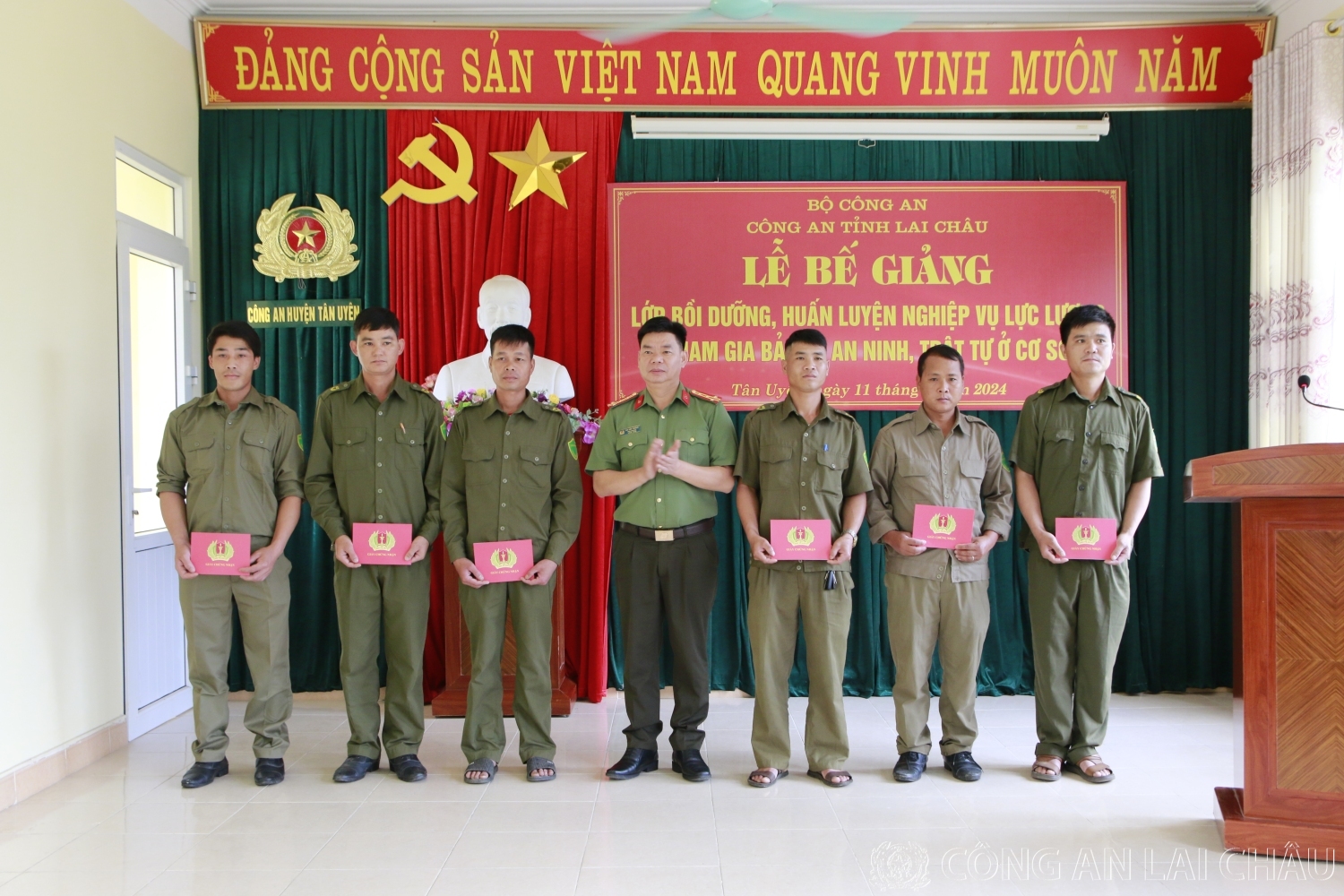 Đại tá Tao Văn Trường - Phó giám đốc Công an tỉnh trao giấy chứng nhận hoàn thành chương trình tập huấn, bồi dưỡng nghiệp vụ lực lượng tham gia bảo vệ ANTT ở cơ sở năm 2024