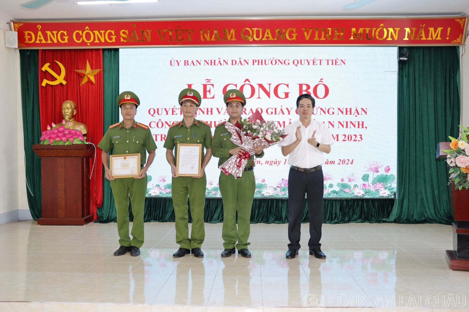 Thừa ủy quyền của lãnh đạo Bộ Công an đồng chí Nguyễn Văn Nghiệp – Phó Bí thư Thành ủy, Chủ tịch UBND Thành phố Lai Châu trao giấy chứng nhận Công an phường kiểu mẫu về an ninh, trật tự và văn minh đô thị năm 2023 cho Công an Phường Quyết Tiến.