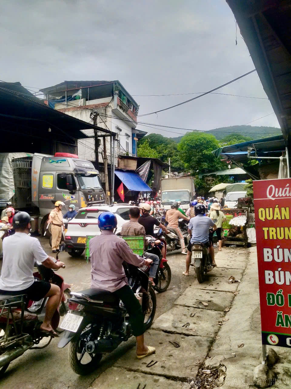 Công an Lai Châu đảm bảo giao thông thuận lợi trong ngày khai giảng năm học mới.