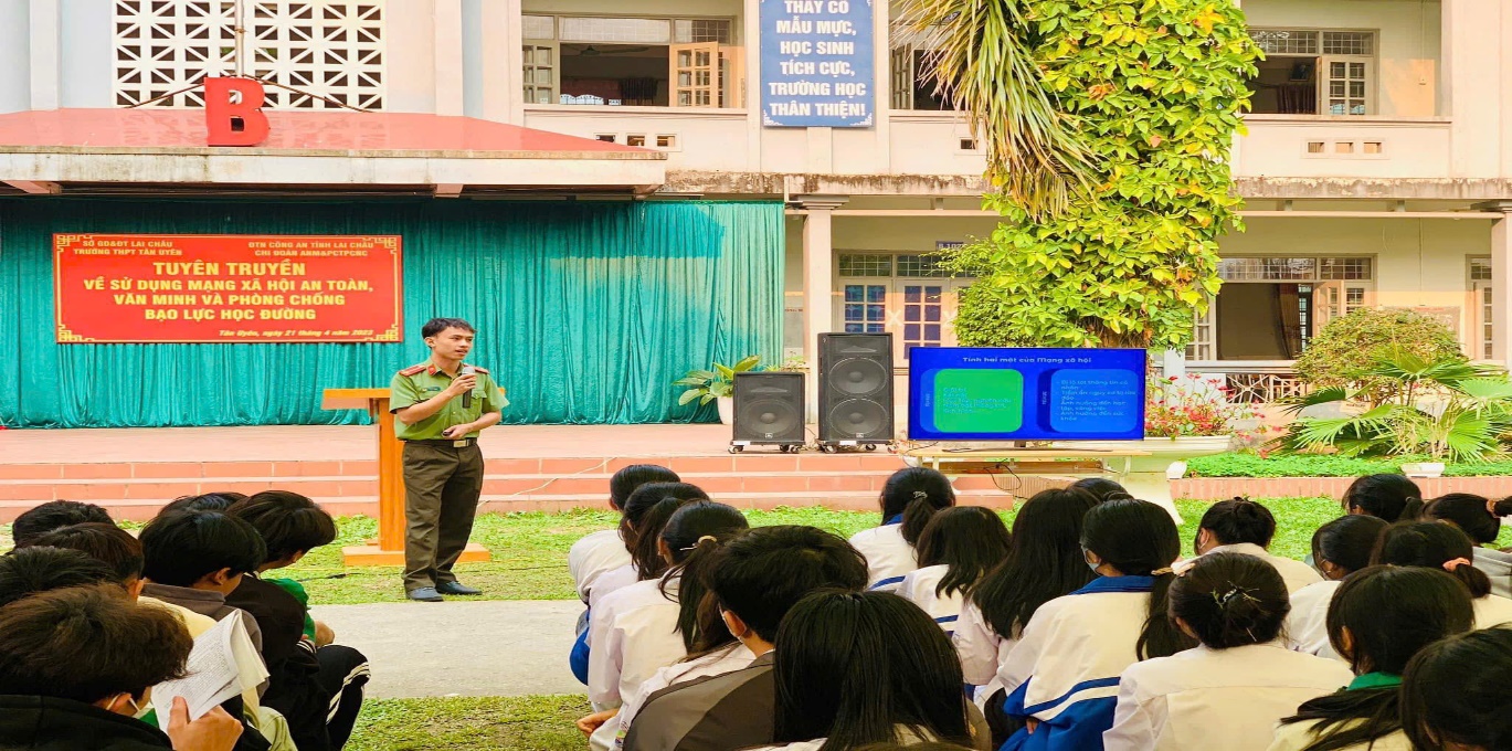 Ảnh: Cán bộ Phòng An ninh mạng và phòng chống tội phạm sử dụng công nghệ cao  tuyên truyền Luật An ninh mạng cho học sinh trên địa bàn