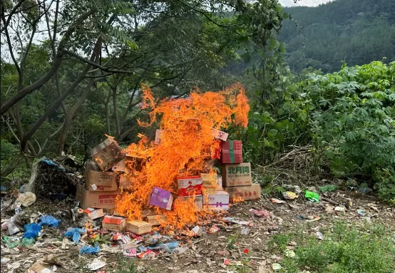 Thu giữ, tiêu hủy hàng ngàn chiếc bánh Trung thu và thực phẩm không rõ nguồn gốc xuất xứ
