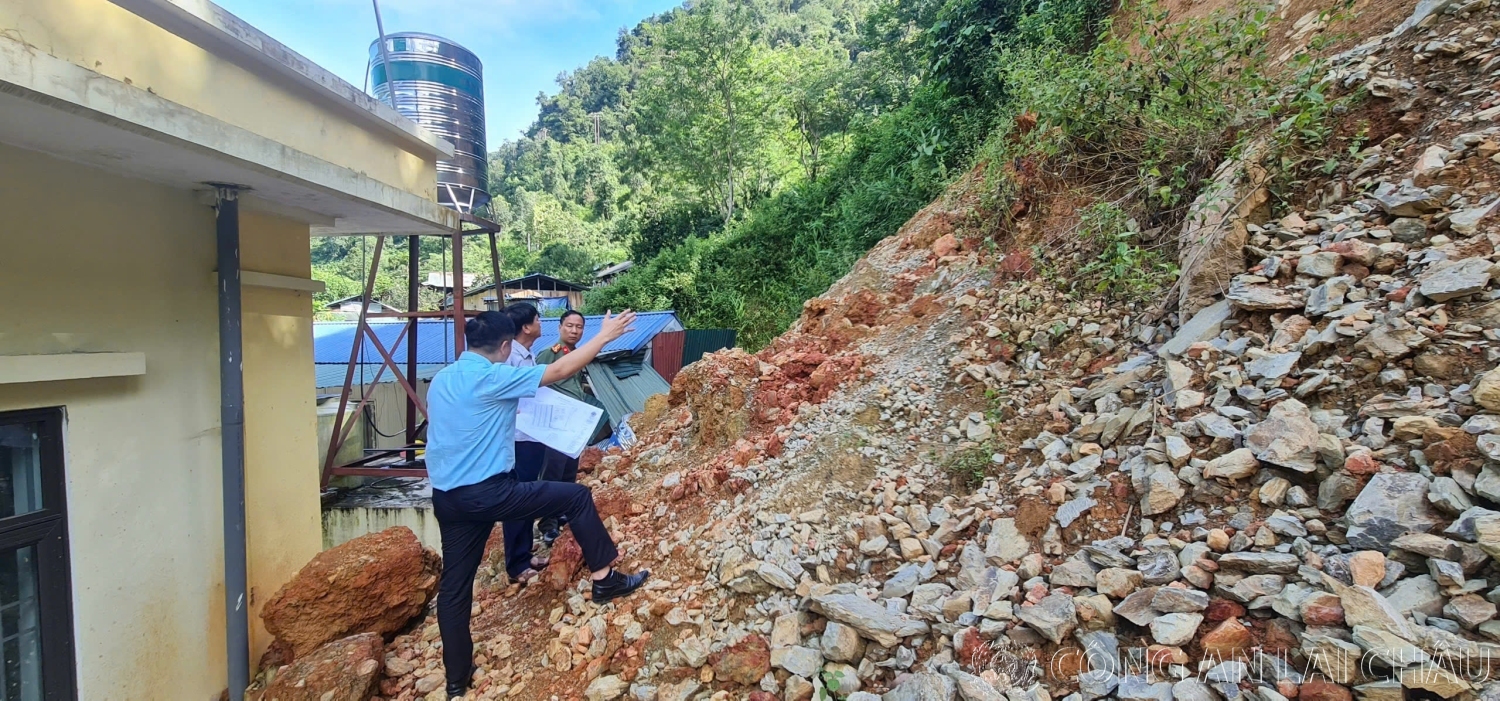 Thượng tá Phạm Văn Tuấn - Trưởng phòng Hậu cần cùng các đơn vị tư vấn kiểm tra các công trình đang xây dựng tại Công an một số xã trên địa bàn tỉnh