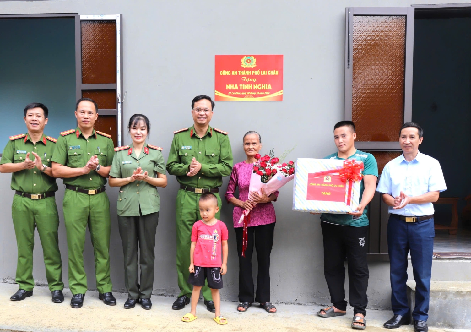 Công an thành phố trao tặng nhà tình nghĩa cho người dân có hoàn cảnh khó khăn.