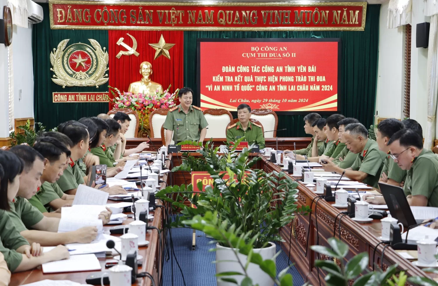 Đại tá Sùng A Súa - Phó Giám đốc Công an tỉnh phát biểu tại buổi làm việc