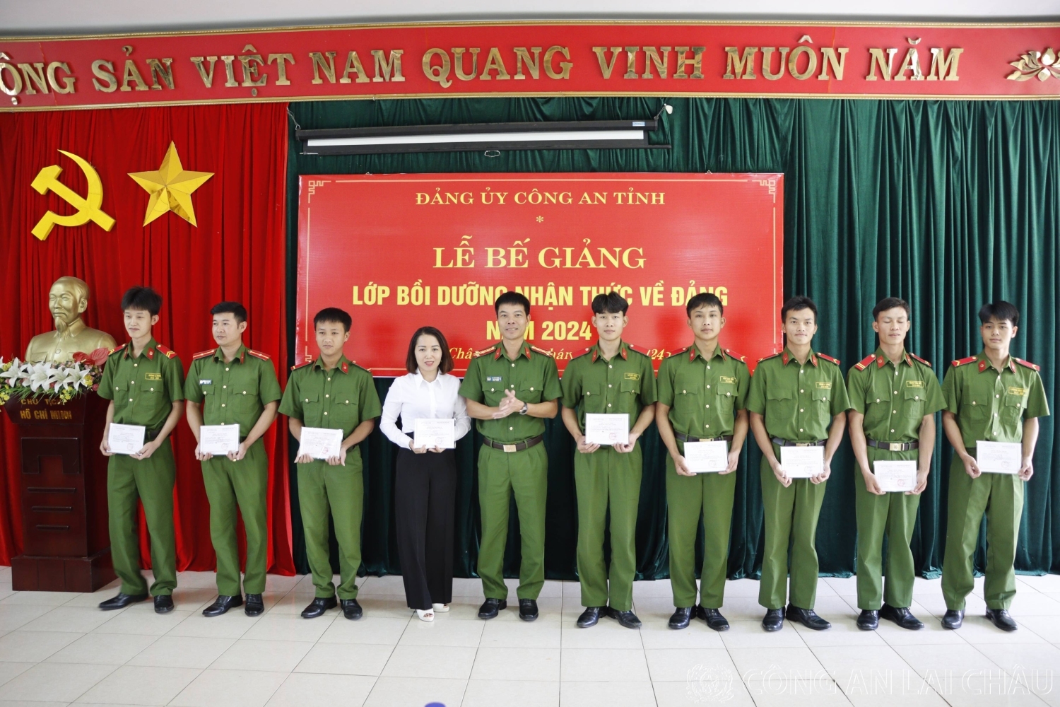 Đại tá Lê Anh Hưng, Phó Giám đốc Công an tỉnh trao Giấy chứng nhận hoàn thành chương trình bồi dưỡng nhận thức về Đảng cho các học viên.