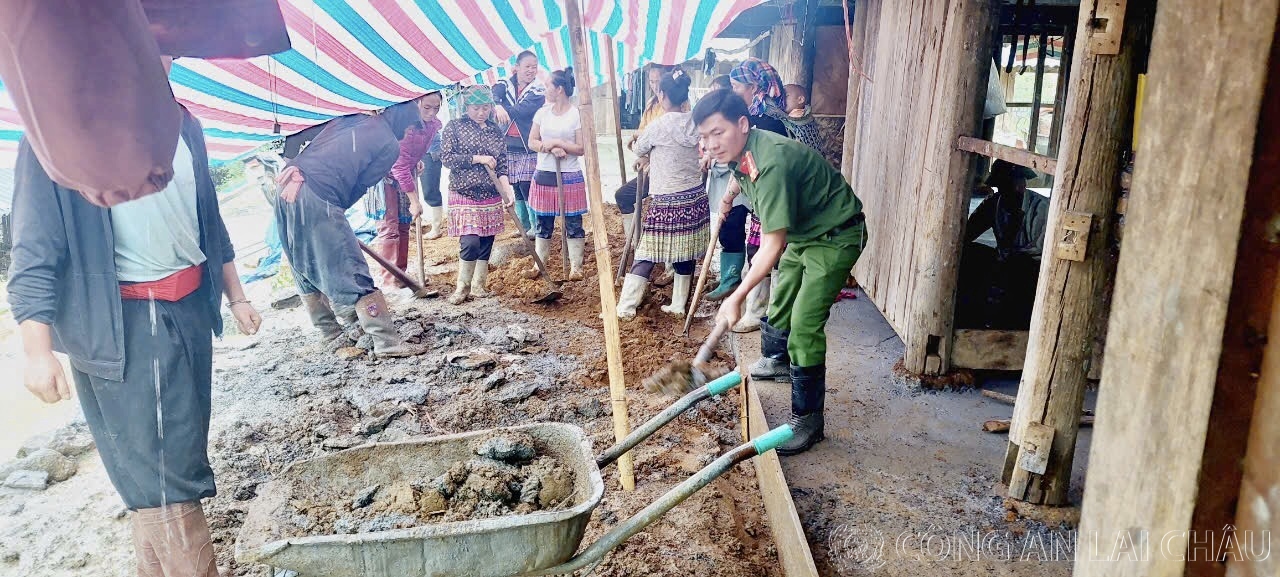 Công an xã Giang Ma hỗ trợ sửa nhà giúp gia đình khó khăn