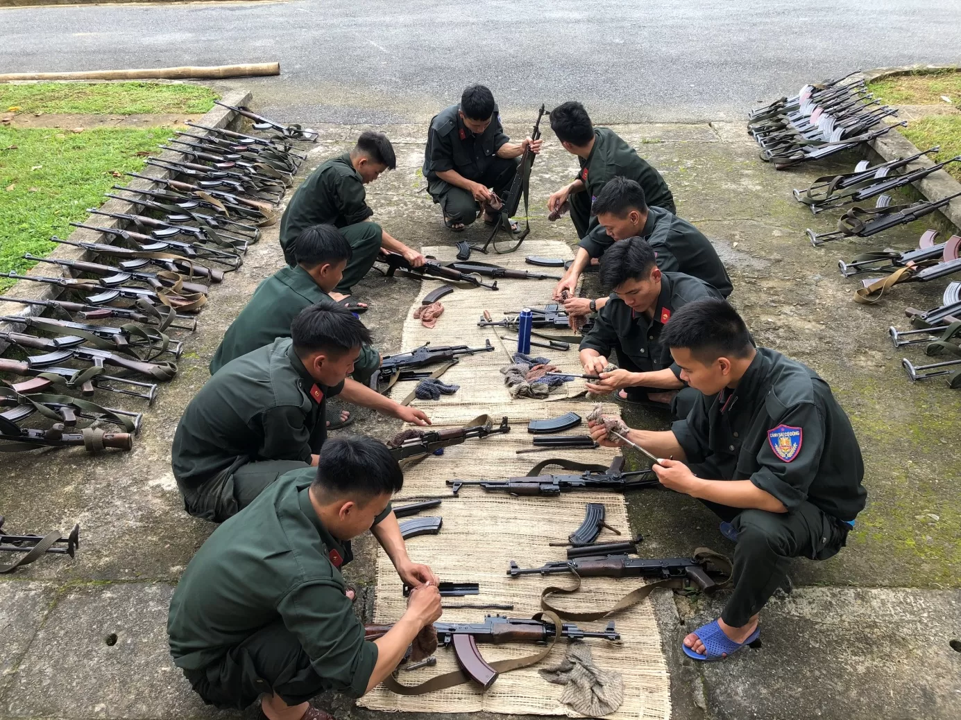 Ảnh: CBCS kiểm tra bảo dưỡng vũ khí.