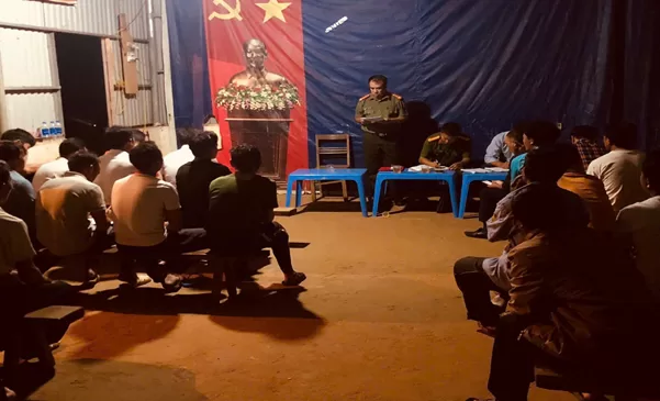 Ảnh: Cán bộ Phòng QLXNC Công an tỉnh Lai Châu thực hiện công tác tuyên truyền tại địa bàn xã.